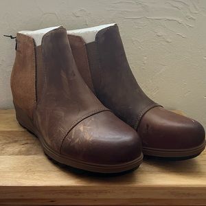 NWT Women's Sorel boots, US size 8